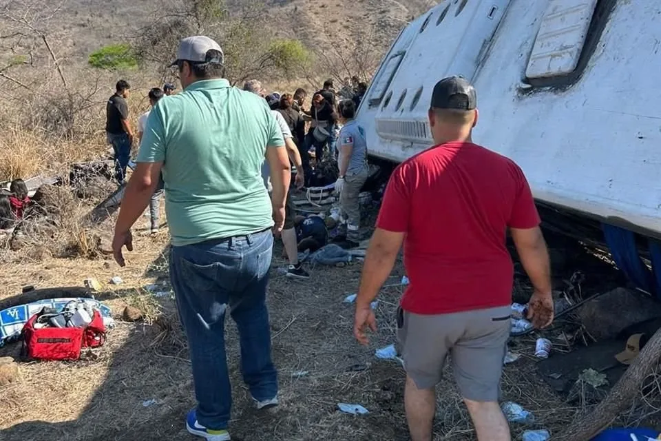 Volcadura en Nayarit deja 11 muertos y 25 heridos