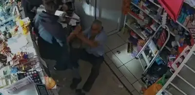 Adulto mayor enfrenta a dos asaltantes en su tienda en Guadalajara