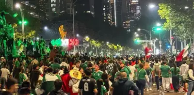 Aitana Bonmatí celebra con aficionados mexicanos en Paseo de la Reforma