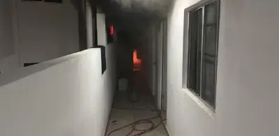 Desalojan a 112 personas por incendio en departamentos de Mitras Centro