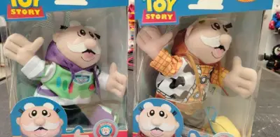 Dr. Simi y Toy Story: colaboración de simipeluches de Woody y Buzz Lightyear