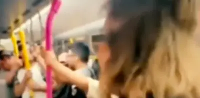 Exhiben a 'Lady Metrobús' por atacar a hombre en silla de ruedas y a policía