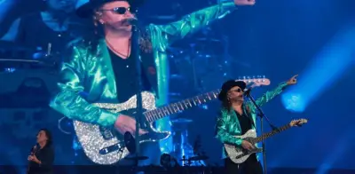 Fher de Maná recibe un brasier en concierto y reacciona con humor