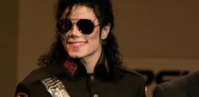 Guante de Michael Jackson con cristales Swarovski se vende por cifra récord