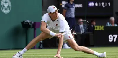 Jannik Sinner sufre caída y remonta en su debut en Wimbledon ante Kecmanovic