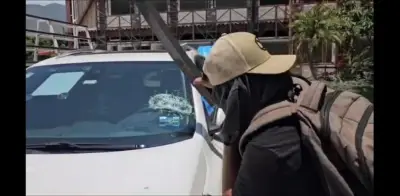 Maestros de la CETEG irrumpen en Congreso de Guerrero y vandalizan 13 autos