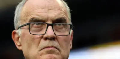 Marcelo Bielsa regresa en silencio a Uruguay; su salida de la Selección es inminente