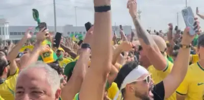 Marea amarilla en Houston: Brasil convierte el camino al estadio en un carnaval ante Japón