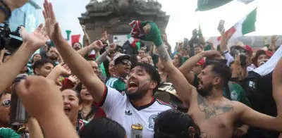 Miles festejan en el Ángel victoria de México ante Sudáfrica