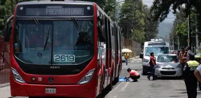 Motociclista muere al chocar contra Metrobús en Xochimilco