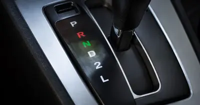 ¿Para qué sirve la 'L' en la transmisión automática de tu auto y cuándo usarla?