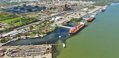 Pemex investiga mancha en río Pánuco y toma muestras para análisis