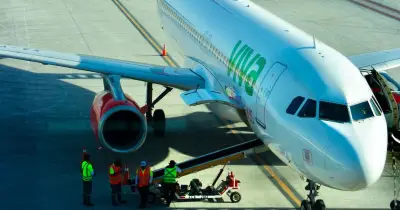 Pilotos alertan riesgos laborales por fusión Viva y Volaris en México