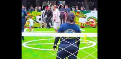 Policías y ciudadanos celebran el Mundial con cumbia y futbol en CDMX