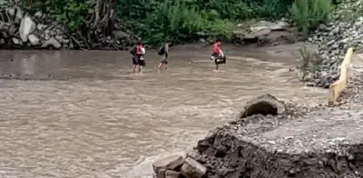 Por tercera vez, lluvias colapsan puente provisional en Huehuetla, Hidalgo