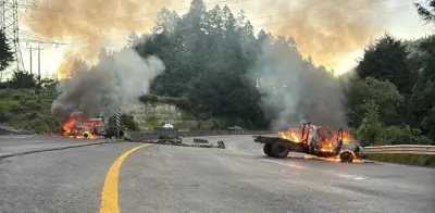 Queman vehículos para bloquear la carretera libre México-Toluca; cierran ambos sentidos