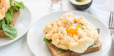 Receta viral de huevos nube: desayuno ligero y vistoso para foodies