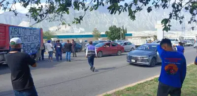 Transportistas bloquean carretera Monterrey-Saltillo por extorsiones
