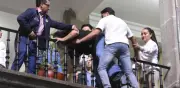 Activista amenaza lanzarse de Palacio de Morelos para exigir audiencia con gobernadora