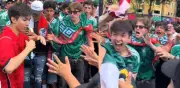 Aficionado coreano se quita playera y se pone la de México en pleno Mundial