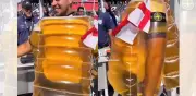 Aficionado inglés llega al estadio con chaleco de cerveza y se vuelve viral