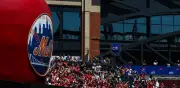 Aficionados noruegos llevan su icónica fiesta vikinga a la MLB