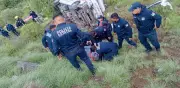 Ambulancia vuelca en barranco en carretera Pachuca-Real del Monte, dos lesionados