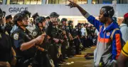 Arrestan a 21 aficionados de los Knicks tras caos en Nueva York