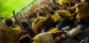 Avalancha de aficionados colombianos casi termina en tragedia en el Estadio Ciudad de México