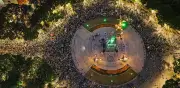 Bella colombiana causa furor en el Ángel de la Independencia de la CDMX