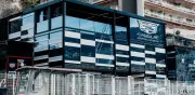 Cadillac estrena lujoso motorhome de tres pisos para Checo Pérez