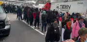 Cierran caseta en Tlalpan; hay conato de violencia con normalistas