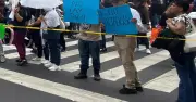 Comerciantes bloquean Bellas Artes y Eje Central por vallas y maestros
