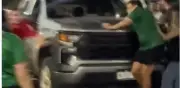 Conductor atropella a fanáticos que vandalizaban su camioneta en Chihuahua
