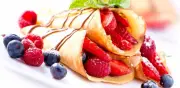 Crepas de queso con frutos rojos: desayuno dulce al estilo bistró