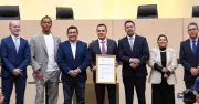Diputada de Morena causa caída de trofeo de Cruz Azul en el Congreso de Puebla