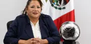 Diputada de Morena tira trofeo de Cruz Azul en Congreso de Puebla