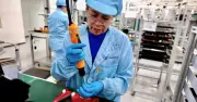 Ebrard busca multiplicar por 25 producción de chips en 3 años, pero expertos ven plazo de 5 a 10 años
