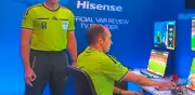 Exigen expulsión de árbitro Shaun Evans del Mundial por polémico gesto