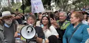 Exigen renuncia de Andrés Carreño por comparar poetas con Trump