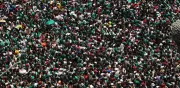 Fanáticos mexicanos lanzan al aire a seguidor coreano en Fan Fest de Guadalajara