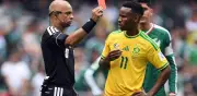 FIFA castiga con tres partidos a figura de Sudáfrica tras expulsión ante México