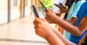 Francia endurece prohibición de celulares y redes sociales para menores