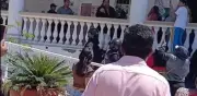 Habitantes toman presidencia municipal de Acatlán por mala gestión