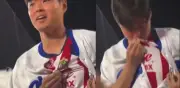 Hincha surcoreano besa el escudo de Chivas antes del México vs Corea