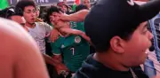 Hinchas de Argentina y Argelia se enfrentan a golpes en Times Square, Nueva York