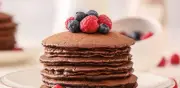 Hot cakes de chocolate esponjosos: receta casera con cacao intenso