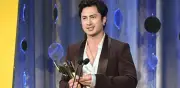 Hudson Williams gana mejor actor y dedica emotivo mensaje a Connor Storrie