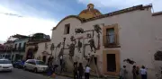 INAH y voluntarios limpian Templo del Carmen Bajo en Oaxaca tras pintas
