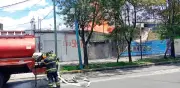 Incendio consume bodega de anuncios en Iztapalapa; evacúan a 100 personas